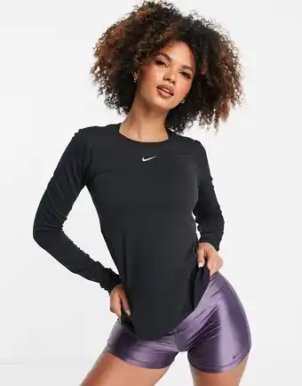 Nike Training - Essential Aura - Smal top med lange ærmer i sort