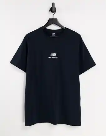 Asos New Balance - Sort T-shirt med stablet logo - Kun hos ASOS tilbud