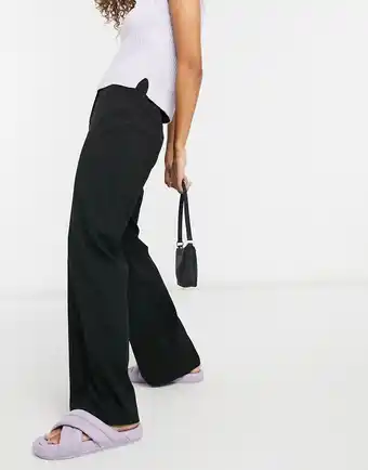 Asos Bershka - Løstsiddende, skræddersyede dad-bukser med vide ben i sort tilbud