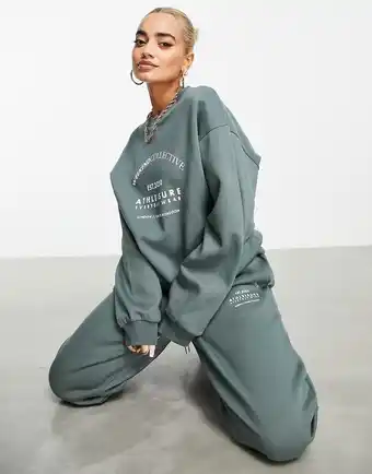Asos ASOS Weekend Collective - Oversized sweatshirt med buet logo i kakigrøn tilbud