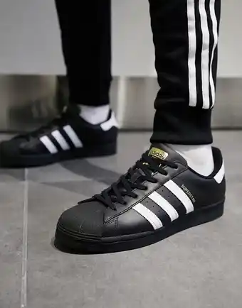 Asos Adidas Originals - Superstar - Sorte sneakers tilbud