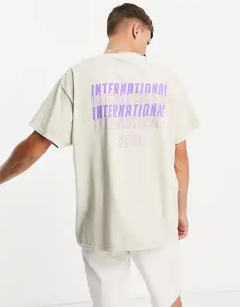 New Look - Beige T-shirt med &aposInternational&apos-print på ryggen-Neutral