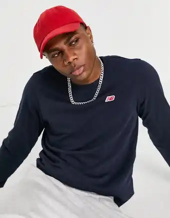 Asos New Balance - Marineblå sweatshirt med lille logo tilbud