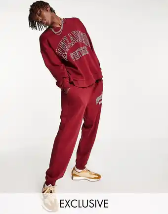 Asos Reclaimed Vintage Inspired - Bordeaux sweatshirt med V-hals og branding-Rød tilbud