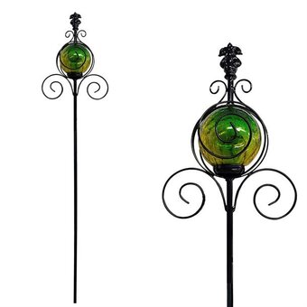 Dekorativ skulpturel solcellelampe i victoriansk vintage stil med grønt lys.
