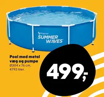 Pool med metal væg og pumpe