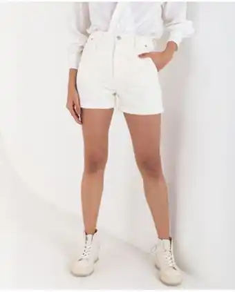Short para mujer crudo de tiro alto con detalle de pinzas