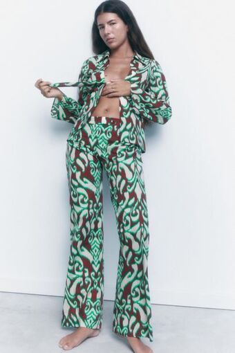 ZARA Pantalón estampado oferta