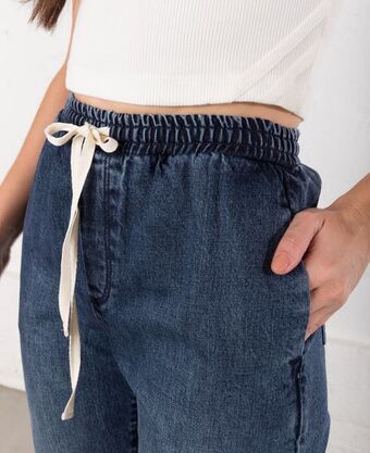 NAF NAF Jean con pretina y ruedo elásticos oferta