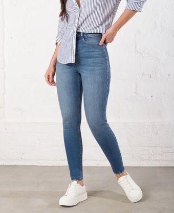 NAF NAF Jean ajustado con ruedo desflecado oferta