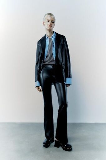 ZARA Pantalón flare efecto piel oferta