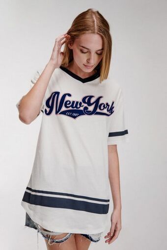 Koaj Camiseta manga corta, con cuello en v, estampado en frente y mangas. oferta