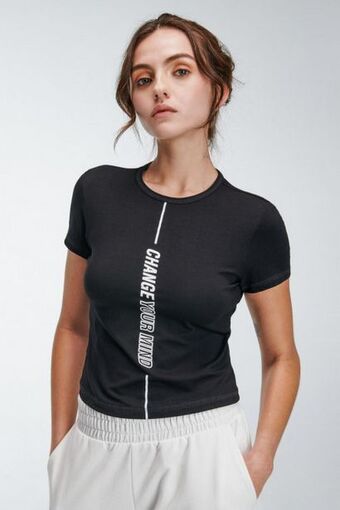 Koaj Camiseta crop top estampada, manga corta con cuello redondo. oferta