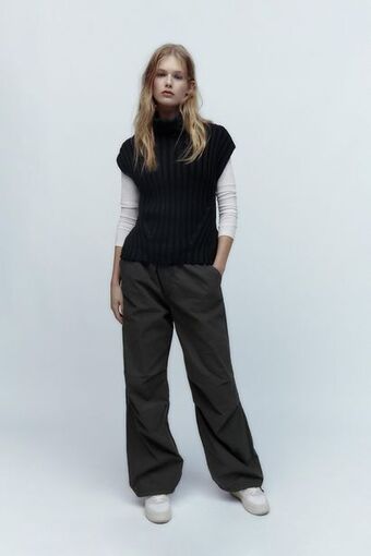ZARA Pantalón parachute oferta