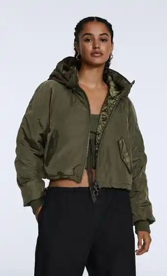 Stradivarius Bomber satinada capucha oferta