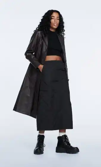 Stradivarius Abrigo largo efecto piel oferta