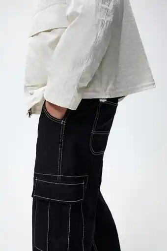 ZARA Pantalón cargo pespuntes oferta
