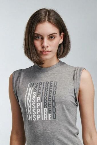 Koaj Camiseta croptop, cuello alto con elástico en costados y estampado en frente oferta