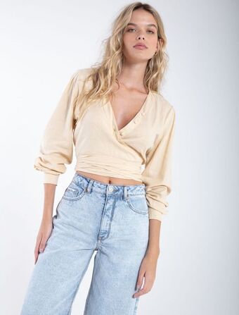 Camisa con tiras para amarrar en bajo
