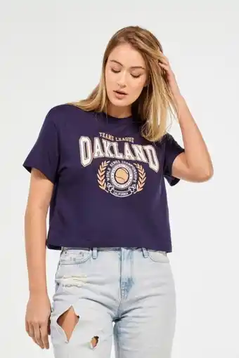 Koaj Camiseta azul intensa crop top con estampado college de oakland oferta