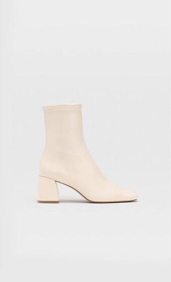 Stradivarius Mid-heel boots with stretch legs offer