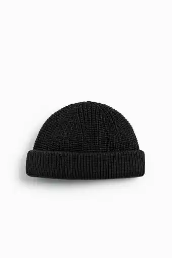 ZARA Short knit beanie offer