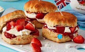 Lidl DELUXE All Butter Scones, 4 pack offer