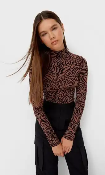 Stradivarius Camiseta cuello alto estampada oferta