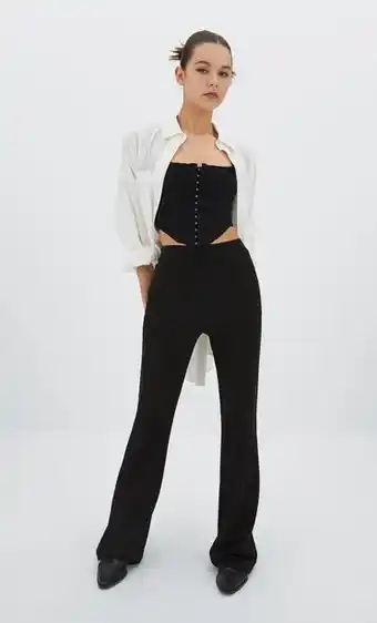 Stradivarius Pantalón flare punto liso oferta