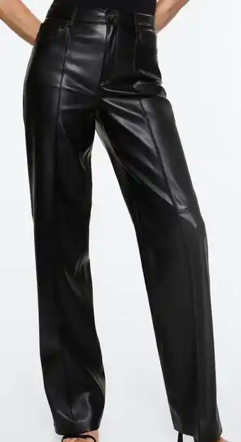 MANGO Pantalón tiro alto efecto piel oferta