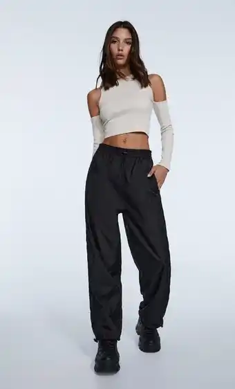 Stradivarius Pantalón nylon parachute oferta