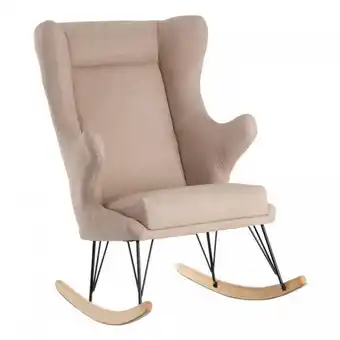 Mecedora orejera de tela beige con patas de madera