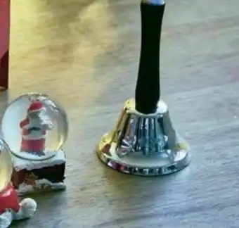 Carrefour Campana papá noel 12 cm o bola agua 7 cm oferta