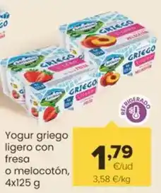 Autoservicios Familia Yogur griego ligero con fresa o melocotón oferta