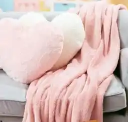 Carrefour Cojín pelo tacto suave forma corazón oferta