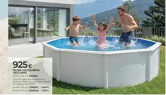 Piscina con columnas circulares