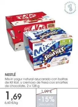Supermercados Plaza Nestlé mix-in yogur natural azucarado con bolitas de kit kat, y cremoso de fresa con smarties de chocolate oferta
