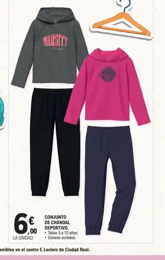 Conjunto de chándal deportivo.