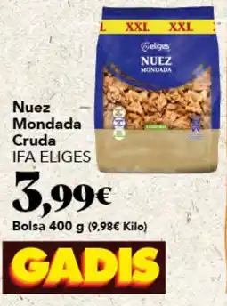 Gadis Ifa eliges nuez mondada cruda oferta