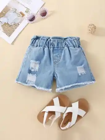 Fille short en jean déchiré effiloché