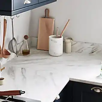 Plan de travail en stratifié aspect marbre blanc goodhome algiata 300 cm x 62 cm x ép. 2.2 cm