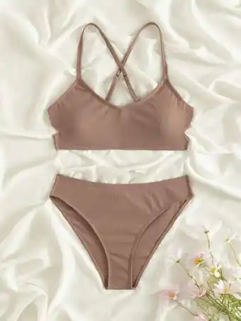 Fille adolescente bikini découpe croisé