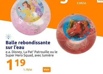 Action Balle Rebondissante Sur L'eau offre