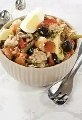 U Express SALADE NIÇOISE AU THON OU DUO D'ANANAS ET DE CAROTTES AU SURIMI offre