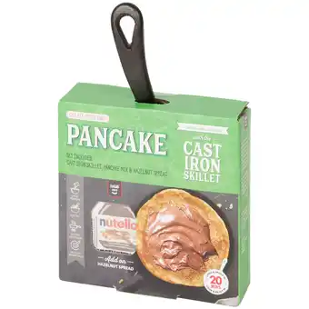 Poêle en fonte avec préparation pour crêpes ou brownie