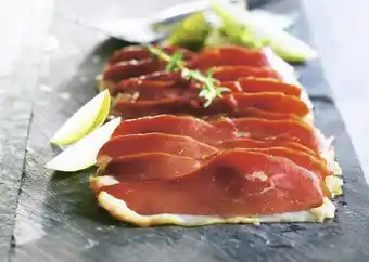 Magrets de canard du Sud-Ouest pétranchés séchés ou fumés ou fumés au piment d’Espelette