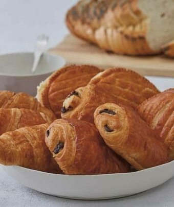 Auchan 3 CROISSANTS + 3 PAINS AU CHOCOLAT + 3 CHAUSSONS AUX POMMES PUR BEURRE offre