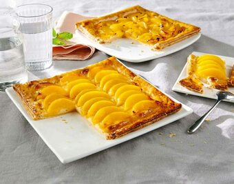 Auchan TARTE CARRÉE FEUILLETÉE À LA PÊCHE offre