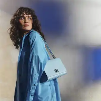 Le Tanneur Grand sac bandoulière eva en cuir grain caviar offre