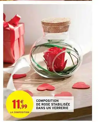 Intermarché Hyper Composition de rose stabilisée dans un verrerie offre